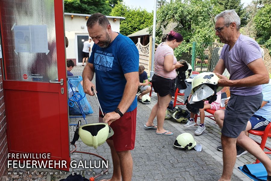 29 Helme für von Hochwasserkatastrophe betroffene Feuerwehr